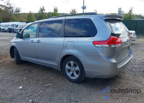 2011 Toyota Sienna Le V6 z USA, uszkodzony, nr VIN 5TDKK3DCXBS037081